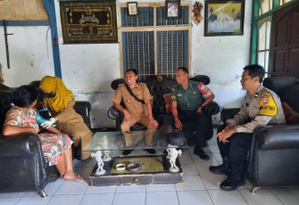 Babinsa saat Dampingi Nakes Berikan Layanan Kesehatan bagi ODGJ