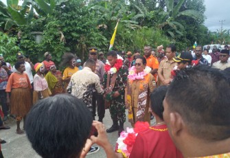 Danramil 1710-07/Mapurujaya Hadiri Peletakan Batu Pertama Pembangunan Gereja GPI Imanuel Mapurujaya