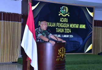 Gubernur Akademi Militer, Mayjen TNI R. Sidharta Wisnu Graha, S.E., memberikan pembekalan kepada Pengasuh Taruna Akademi Militer Tahun Ajaran 2024 dalam sebuah acara yang berlangsung di Gedung Leo Kailola pada Rabu, 03 Januari 2024
