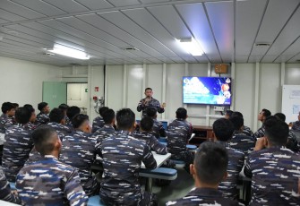 Prajurit KRI dr. Radjiman Wedyodiningrat-992 yang tergabung dalam Satuan Tugas (Satgas) Port Visit Mesir 2024 melaksanakan Briefing tentang Rule of Engagement (RoE) yang harus ditaati oleh seluruh personel saat lintas laut, pada Rabu (24/01)