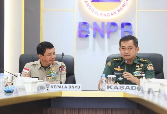 Kasad Jenderal TNI Maruli Simanjuntak, M.Sc., dan Kepala BNPB Letjen TNI Suharyanto, S.Sos., M.M. di Kantor BNPB, Jakarta, Senin (19/2/2024).