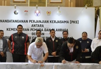 Penandatanganan Perjanjian Kerjasama (PKS) antara Kemenpora dengan Induk Organisasi Cabang Olahraga (IOCO) dalam rangka Pemusatan Latihan Nasional (Pelatnas) Persiapan Kualifikasi Olimpiade Paris 2024. Acara tersebut berlangsung di Media Center Kemenpora, Jakarta, Senin (26/2/24).