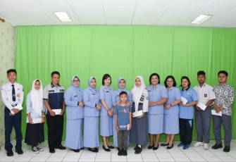 Ketua PIA AG Gabungan Koharmatau saat serahkan Santunan Program Peduli Anak Asuh 