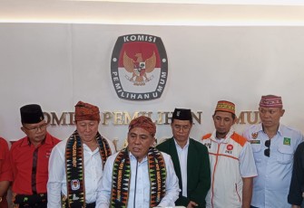 Paket Edi-Weng saat melakukan Konpers bersama awak media