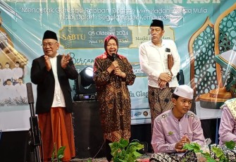 Cagub Risma Dicurhati Krisis Air Bersih Jamaah Pengajian di Lamongan 