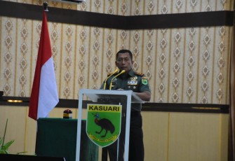 Pangdam XVIII/Kasuari, Mayjen TNI Haryanto, S.I.P., M.Tr.(Han)., saat memimpin langsung jalannya acara rapat evaluasi Program Kerja dan Anggaran (Progja) Kodam XVIII/Kasuari Semester I TA. 2024