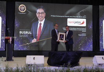 Dirut Bank Jatim Raih Penghargaan Warta Ekonomi