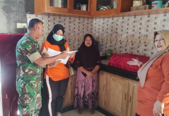 Babinsa Koramil 0801/03 Arjosari Dampingi Petugas Kesehatan Sosialisasi