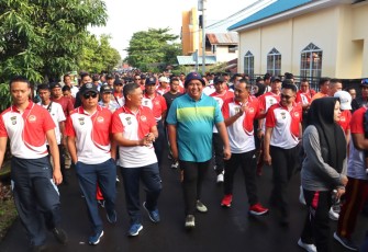 Bupati Roby dan Kapolres Bintan Jalan Santai Bersama Ribuan Masyarakat