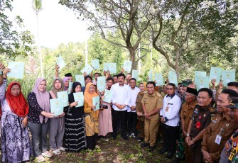 Menteri Agraria dan Tata Ruang/Kepala Badan Pertanahan Nasional (ATR/BPN), Hadi Tjahjanto membagikan sebanyak 40 sertipikat tanah secara langsung kepada masyarakat Desa Grogol Indah, Kecamatan Anyar, Kabupaten Serang, Provinsi Banten, pada Selasa (13/02/2024)
