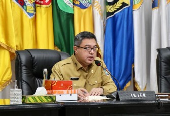 Irjen Kemendagri Tomsi Tohir saat mempimpin Rakor Pengendalian Inflasi yang dirangkaikan dengan Penyelenggaraan Layanan Pemerintah Daerah kepada Penyandang Disabilitas secara hybrid di Gedung Sasana Bhakti Praja (SBP), Kantor Pusat Kemendagri, Jakarta, Senin (5/2/2024).