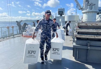 Unsur Kapal Perang TNI AL Distribusikan Logistik Pemilu di Maluku Barat Daya