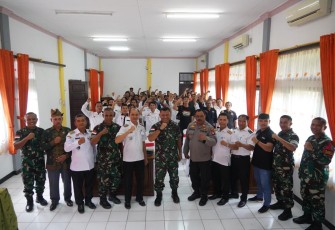 Danrem 121/Abw Brigjen TNI Luqman Arief, S.I.P., saat memberikan sambutan pada kegiatan penyuluhan Narkoba di Kecamatan Entikong, Kabupaten Sanggau, Kalimantan Barat, Rabu (10/01/2023)