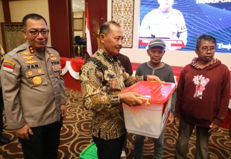 Kapolda Kepulauan Riau Irjen Pol. Yan Fitri Halimansyah menyerahkan 500 paket sembako kepada masyarakat di Aula Wan Seri Beni, Tanjungpinang, Kamis (4/1). Kegiatan ini merupakan bagian dari Bakti Sosial Polri Peduli Masyarakat yang bertujuan untuk meningkatkan kesejahteraan dan kesehatan masyarakat Kepri