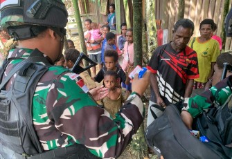 Satgas Yonif 310/KK Bagikan Sabun Mandi Untuk Dukung Kesehatan Warga di Perbatasan