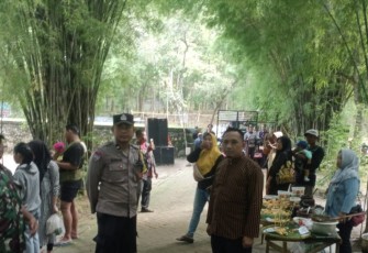 Babinsa Posramil Kasreman saat Pantau dan Jaga Keamanan Pasar Jadul di Taman Wisata Tawun