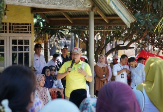 Gubernur Bengkulu Rohidin Mersyah Beri Bantuan Korban Kebakaran di Bengkulu Utara