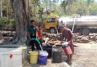 Babinsa Koramil 0801/11 Donorojo Bantu Penyaluran Air Bersih Kepada Warga Binaan