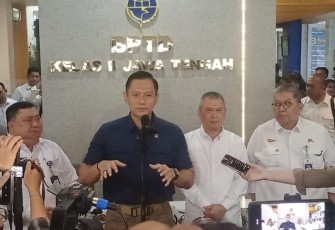 Menteri Koordinator Bidang Infrastruktur dan Pembangunan Kewilayahan Republik Indonesia Agus Harimurti Yudhoyono (AHY) bersama Menteri Perhubungan (Menhub) Dudy Purwagandhi, didampingi Dirjen Transportasi Darat, dan Kepala BPTD Kelas II Jawa Tengah Ardono meninjau Terminal Tirtonadi Solo, Selasa (17/12/2024)