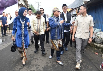 Menteri Desa dan Pembangunan Daerah Tertinggal Yandri Susanto didampingi Penasihat DWP Kemendes PDT Ratu Rachmatu Zakiyah dan Utusan Khusus Presiden Bidang Pembinaan Generasi Muda dan Pekerja Seni Raffi Ahmad menuju Kantor Desa Nagrak Utara, Nagrak, Sukabumi, Selasa (24/12/2024). Kunjungan ke Nagrak Utara ini dalam rangka peluncuran Pemuda Pelopor Desa dan Penggerak Kebudayaan