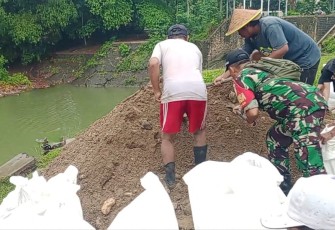 Serka Aman Yuono bersama warga Dusun Cangkring, Desa Sumberingin, Kecamatan Karangan, melaksanakan kerja bakti untuk memperkuat talud sungai yang ambles