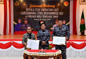 Kepala Staf Angkatan Laut (Kasal) Laksamana TNI Dr. Muhammad Ali menghadiri Jamuan Makan Malam bersama Pj. Gubernur NTT Bapak Ayodhia G.L. Kalake, S.H., MDC. beserta Forkopimda Kupang bertempat di Kediaman Pj Gubernur NTT, Kamis (08/08)