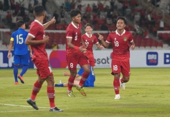 Tim U-20 Indonesia saat Lawan Thailand dalam laga uji coba internasional di Stadion Utama Gelora Bung Karno, Jakarta, Jumat (26/1).