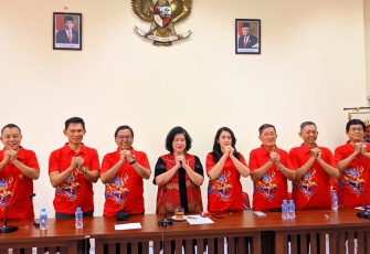 Ketua Panitia Imlek 2024, Sumartono Hadinoto, bersama jajaran panitia saat konferensi pers di Gedung PMS Jl. Mertolulutan, Kecamatan Jebres, Solo, pada Senin pagi (30/1/2024).