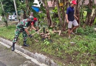 Babinsa Kodim Ponorogo saat Ikut Angkat Lumpur Dalam Got
