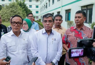 Menaker Yassierli didampingi Wamenaker Immanuel Ebenezer Gerungan memberikan keterangan pers usai mengunjungi rusunawa BPJS Ketenagakerjaan di Batam, Selasa (17/12)