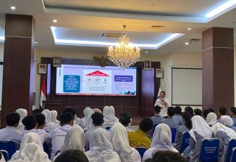 Ketua Tim Pencegahan dan Pemberdayaan Masyarakat (P2M) BNN Kota Depok, Purwoko Nugroho saat memberikan edukasi penyalahgunaan narkoba kepada pelajar, Senin (18/11)