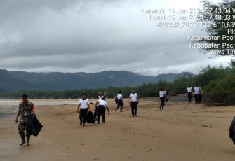 anggota Koramil 0801/01 Pacitan turut berkontribusi dalam aksi bersih-bersih pantai Pancer Door, yang berada di Kel. Ploso, Kec.Pacitan, Kab. Pacitan, Jumat (19/01/2024). 