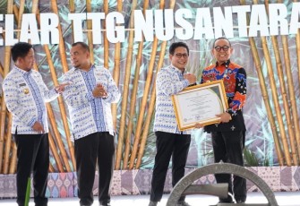 Bupati Kepahiang saat Terima Penghargaan dari Kemendes PDTT