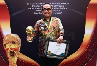 Bupati Kepahiang saat Terima Piagam Penghargaan 