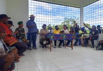 Babinsa Koramil 1710-03/Kuala Kencana, Koptu Johansyah menghadiri acara sosialisasi pemilihan kepala kampung di Balai Kampung Wangirja SP9, Distrik Iwaka, Kabupaten Mimika, Sabtu (13/01/2024)