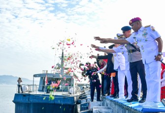 Danlantamal IX saat Tabur Bunga Peringati Hari Pahlawan Nasional Martha Christina Tiahahu Ke-206