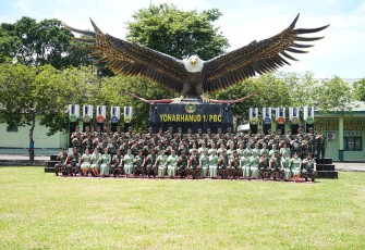 Panglima Kostrad (Pangkostrad) Letnan Jenderal TNI Muhammad Saleh Mustafa didampingi Ketua Persit Kartika Chandra Kirana Gabungan Kostrad Ibu Eka M. Saleh Mustafa mengunjungi Markas Batalyon Artileri Pertahanan Udara (Yonarhanud) 1 Divif 1 Kostrad, Serpong, Tangerang Selatan, Selasa (16/1/2024)