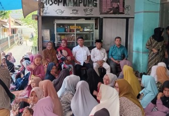Calon Wakil Walikota Padangsidimpuan periode 2024 - 2029 Gempar Nauli Hamonangan Nasution, S.Sos, MSP memperkenalkan dirinya sekaligus bersilaturrahim kepada kaum ibu - ibu saat memenuhi undangan pengajian Nurul Yaqin Lingkungan VII Kelurahan Ujung Padang Kecamatan Padangsidimpuan Selatan Kota Padangsidimpuan, Sumatera Utara, Kamis ( 19 / 9/2024 )