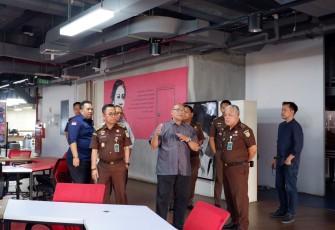 Kapuspenkum Dr Harli Siregar Sambangi Dapur Redaksi Media Tempo 