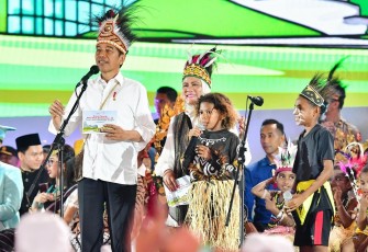 Presiden RI Joko Widodo pada acara puncak peringatan Hari Anak Nasional (HAN) ke-40 yang mengusung tema "Suara Anak Membangun Bangsa", bertempat di Istora Papua Bangkit, Kabupaten Jayapura, Provinsi Papua, Selasa (23/7/2024)