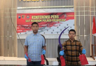 Polisi saat menunjukan barang bukti