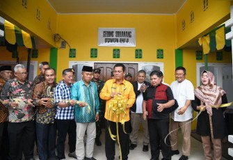 Gubernur Kepulauan Riau H. Ansar Ahmad terus berkeliling pulau yang ada di Tujuh Kabupaten dan Kota di Kepri guna merealisasikan berbagai Program Pemprov Kepri di tahun 2023 sekaligus melanjutkannya di tahun 2024