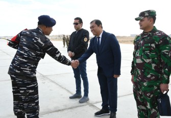  KRI dr. Radjiman Wedyodiningrat-992 (KRI RJW-992) yang tergabung dalam misi kemanusiaan Satgas Port Visit Mesir 2024 dengan membawa bantuan kemanusiaan untuk korban konflik di Gaza akhirnya tiba di Pelabuhan El-Arish, Mesir, Selasa (13/02)