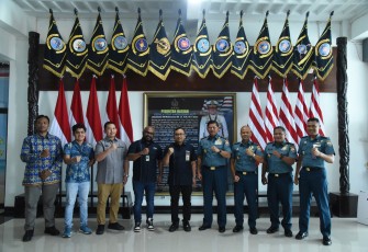 Panglima Komando Armada (Pangkoarmada III) Laksamana Muda TNI Hersan, S.E., M.Si., M.Tr.Opsla. menerima kunjungan kerja General Manager PT Kilang Pertamina Internasional RU VII Kasim, Yusuf Mansyur, ST, MBA di Ruang Kerja Pangkoarmada III Mako Armada III,  Katapop Kabupaten Sorong, Papua Barat, Rabu (03/01/24)