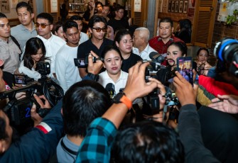 Ketua DPP PDI Perjuangan (PDIP) Puan Maharani usai berdialog dengan kelompok anak muda di kawasan Kayutangan, Malang, Jawa Timur, Sabtu (20/1/2024) malam.