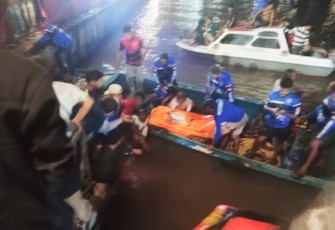 TNI AL Bersama Tim SAR saat evakuasi Korban Tenggelam di Sungai Martapura