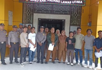 Polsek Padang Bolak photo bersama dengan Mahasiswa