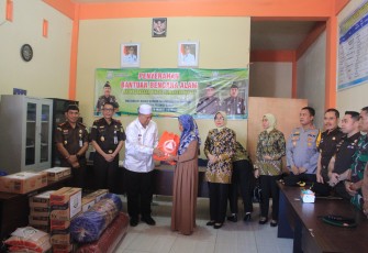 Bupati Hamsuardi saat serahkan Bantuan Bencana Alam di Bancah Kariang Kinali 