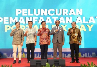 Menkes Budi Gunadi Sadikin (batik merah) saat peluncuran portable X-Ray di Bandung 