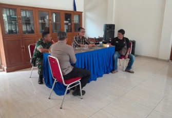Babinsa Koramil 02/Madiun Bersama Tiga Pilar saat Komsos dengan Ketua KPPS